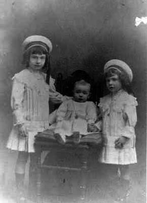 Gabriel Celaya y sus dos hermanas, Pilartxo y Teresa.