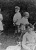 Gabriel Celaya (sentado en primer término),  su primo Ohlson (de pie) y unas primas.