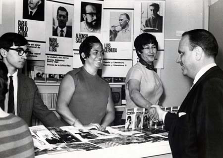 Finales de los años 60, Feria del libro de Madrid, Amparo Gastón con Manuel Fraga Iribarne, ministro de Información y Turismo.